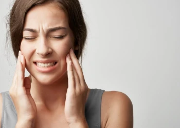 Bruxismus Symptome – Anzeichen von Zähneknirschen erkennen