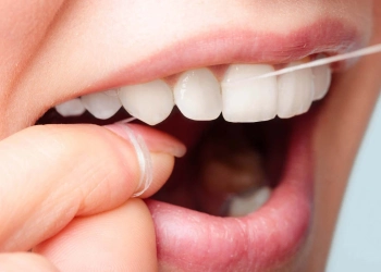 Wie man Zahnseide verwendet und wofür sie gut ist
