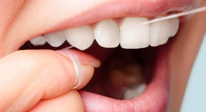 Wie man Zahnseide verwendet und wofür sie gut ist
