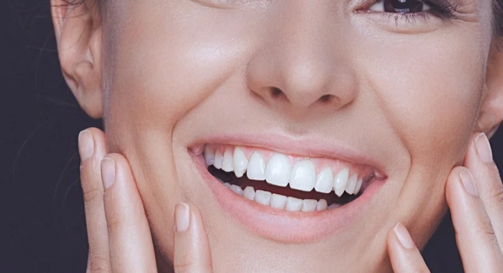 Hollywood-Lächeln Türkei: Maßgeschneidertes digitales Smile Makeover